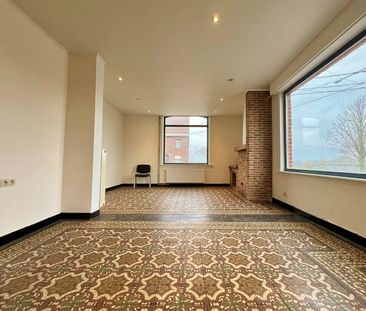 Gelijkvloers appartement met koer en autostandplaats - Photo 1