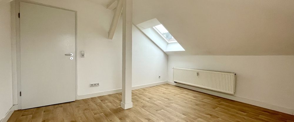 #Moderne Dachgeschoss-Wohnung#Stellplatz#zentrale Lage - Foto 1