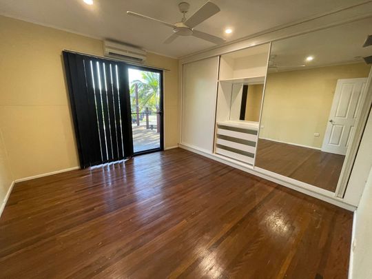 Family home in prime location with pool and shed - Photo 1