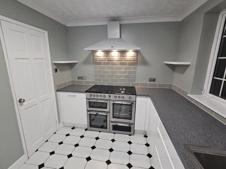 1 bedroom in a house share to rent - Photo 3