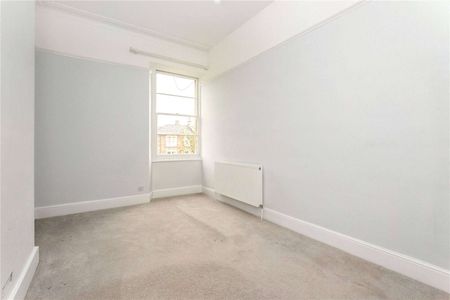 A spacious bright and attractive three bedroom first floor apartment. - Photo 3
