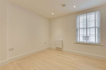 A well-proportioned one bedroom second floor flat, presented in excellent order, which is located in close proximity to shops and restaurants in Esher high street. - Photo 3