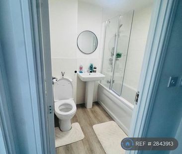 1 bedroom in a house share to rent - Photo 4