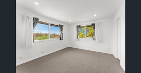 Large Renovated Five Bedroom Family Home - Photo 2