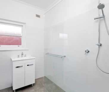 Find space: where light-filled living meets leafy surrounds - Photo 6