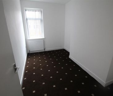 4 bedroom flat to rent - Photo 2