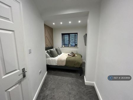 1 bedroom in a house share to rent - Photo 2