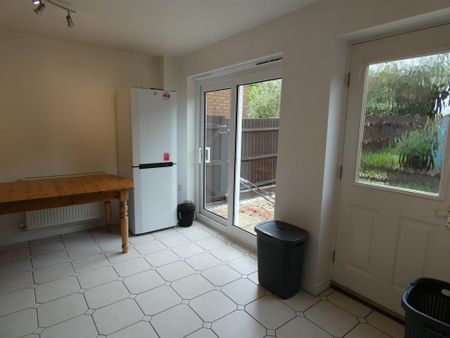 4 bedroom end of terrace house to rent - Photo 4