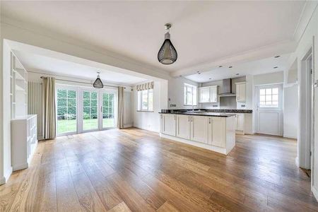 Hollies Avenue, West Byfleet, Surrey, KT14 - Photo 2