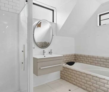 Spacious Three Bedroom Family Home in Prime Khandallah Location. - Photo 4
