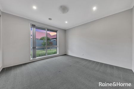 12 Spinningdale Close, Seabrook, VIC 3028 - Photo 4