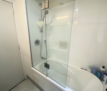 Gem on Oriental! - Photo 1