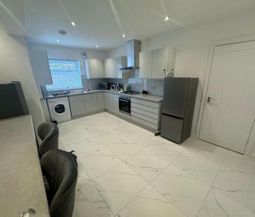 5 bedroom semi-detached house to rent - Photo 3