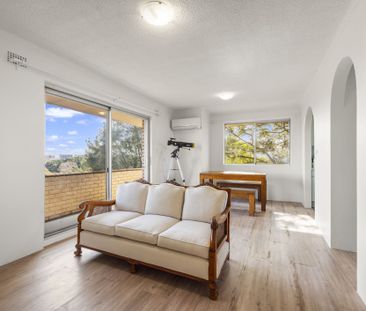 Modern Top-Floor Apartment with Stunning Views and Lock-up Garage - Photo 1