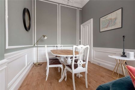 A spacious and bright furnished two bedroom conversation flat overlooking private residents' gardens in the West End. - Photo 4