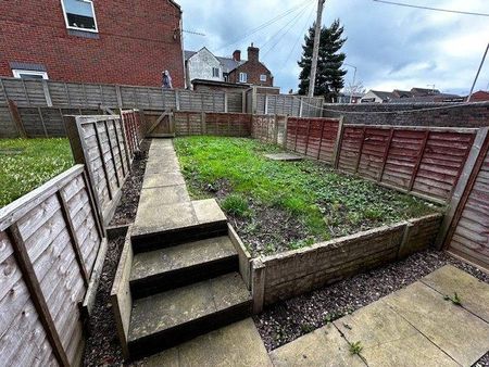 2 bedroom terraced house to rent - Photo 4