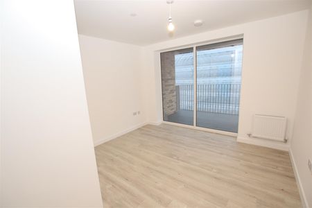 2 bedroom Apartment to let - Photo 3