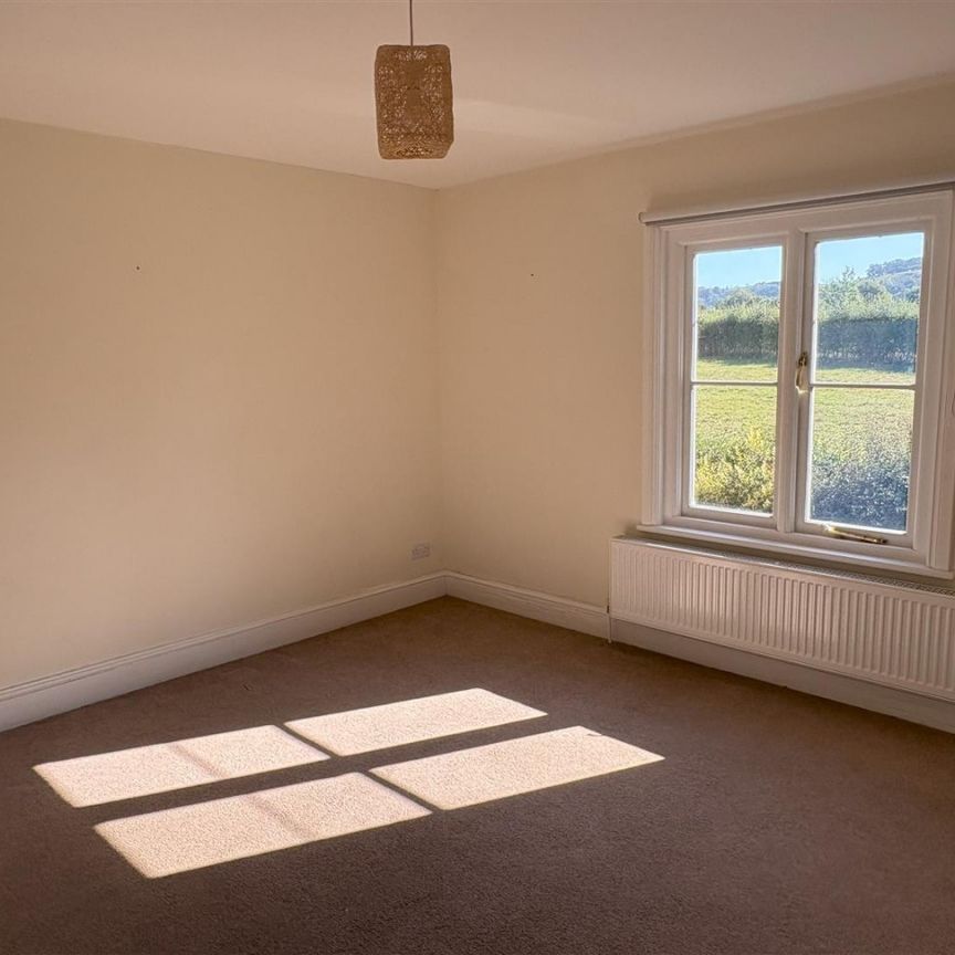 Drake Lane, Dursley - Photo 1
