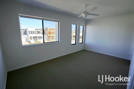 Stunning Townhouse In Perfect Location! - Photo 5