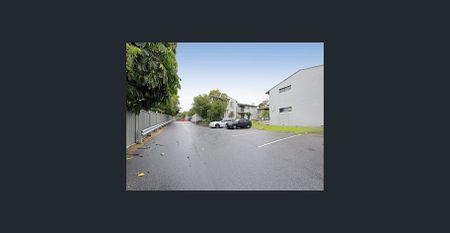 Charming 2-Bedroom Ground Floor Unit with Private Courtyard - Photo 2