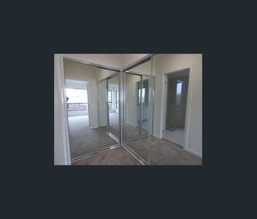 Modern Family home - Photo 3