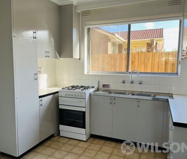 Two bedroom apartment in a great location - Photo 2