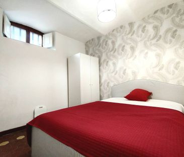 Private basement room with high street-facing window – Stadium area - Photo 5