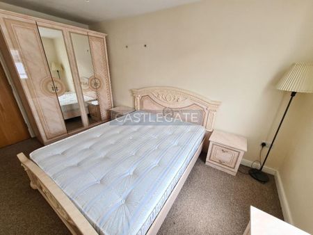 1 bedroom triplex to rent - Photo 2