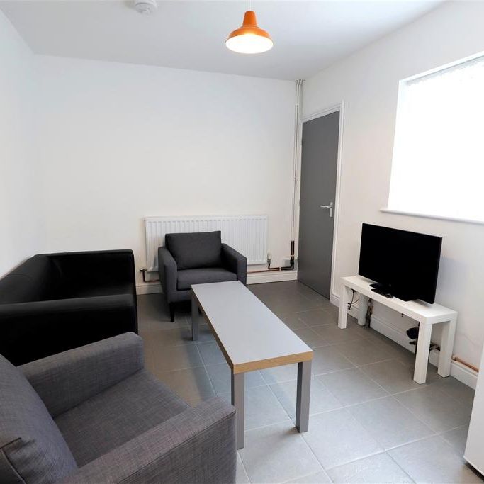 4 bedroom semi-detached house to rent - Photo 1