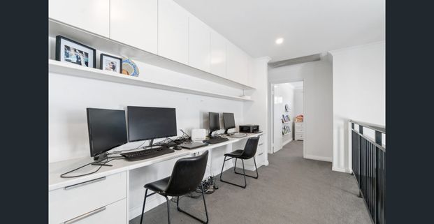 Minutes to Shopping Centre and Beaches - Photo 1