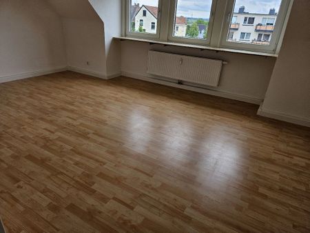 Bezugsfrei! Frisch modernisierte Dachgeschosswohnung mit ca. 62 m² Wohnfläche und 3 Zimmern - Photo 2