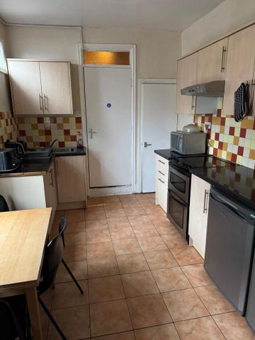 1 bedroom in a house share to rent - Photo 2