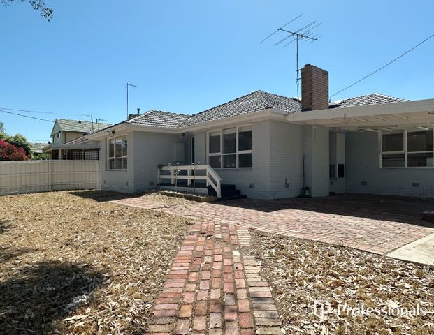 Convenient 3 bedroom home for you in Forest Hill - Photo 1