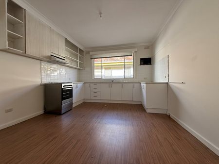 36 Guilfoyle Avenue, Coburg North VIC 3058 - Photo 5