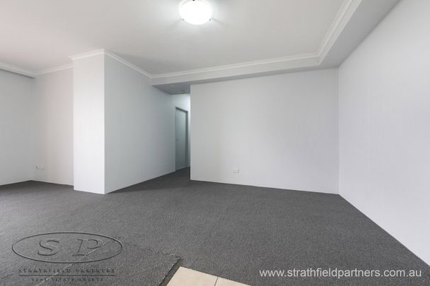 Light filled modern apartment, Ideal location - Photo 1