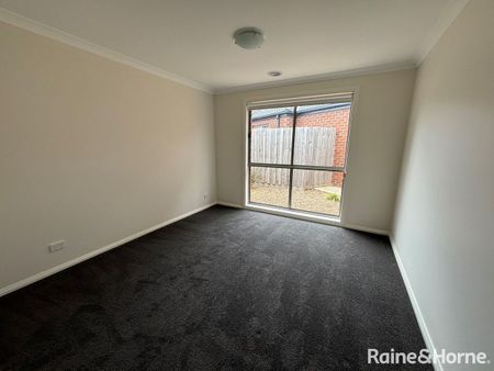 2/8 Coventry Place, Melton South, VIC 3338 - Photo 2