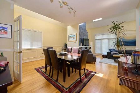 Toronto Furnished Upper Level for Rent – Elegant 2 Bed, 2 Bath with Private Entrance and Air Conditioning - Photo 2