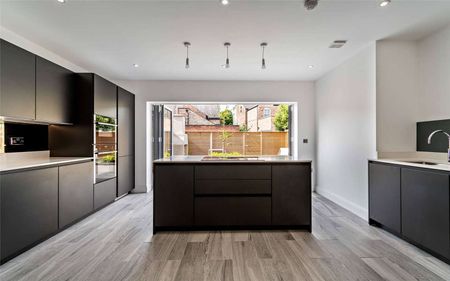 Brand new luxury home with two parking spaces, ideally located in the heart of Hale village. Available immediately, furnished or unfurnished. - Photo 3