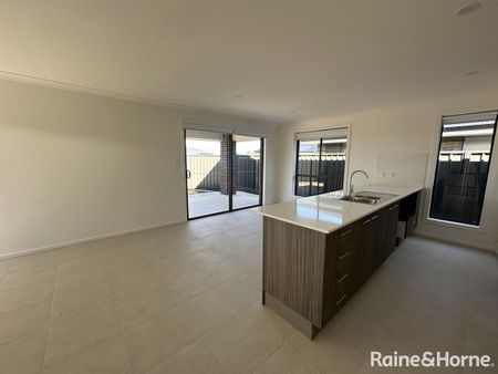 Stylish 4-Bedroom Family Home in Munno Para Downs - Photo 5