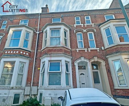 8 Bedroom Mid Terraced House - Photo 4