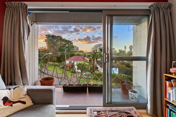 Beautiful Morningside Apartment-Light-Filled Top-Floor One Bedroom Apartment in Prime Location - Photo 1