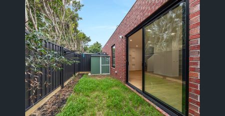 Sleek & Sophisticated Reservoir Townhouse - Photo 4