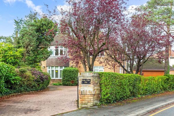 A beautifully presented family house in the heart of highly sought-after Curzon Park North. - Photo 1