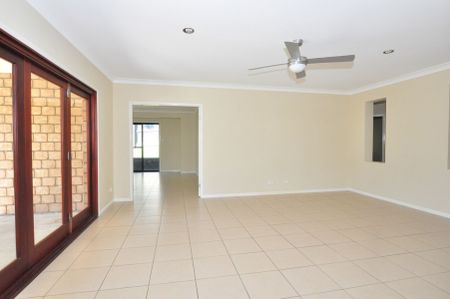 Large family home in Seabreeze Estate - Photo 3