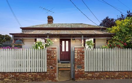 FOUR BEDROOM PERIOD HOUSE - Photo 4