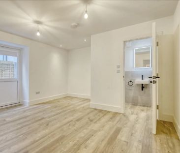 2 Bedroom Flat/Apartment - Photo 2