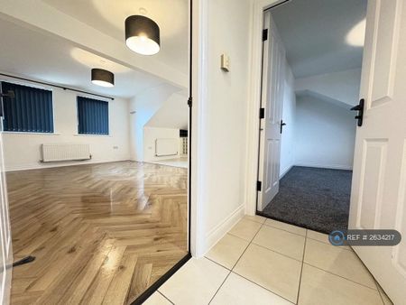 2 bedroom penthouse to rent - Photo 2