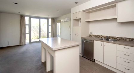 Prime Location - Photo 3