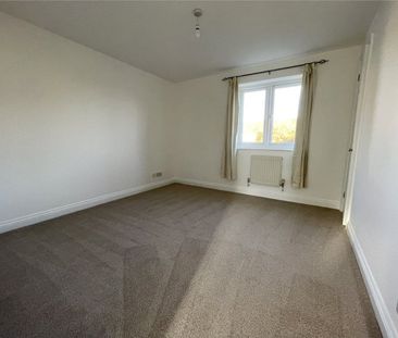 Link detached 2 bedroom house to the south of Newbury with allocate... - Photo 3