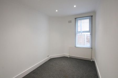 3 bedroom flat to rent - Photo 2